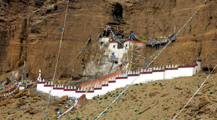 तिब्बत के गर-गुन्शा का चीनी फौजी कैम्प   